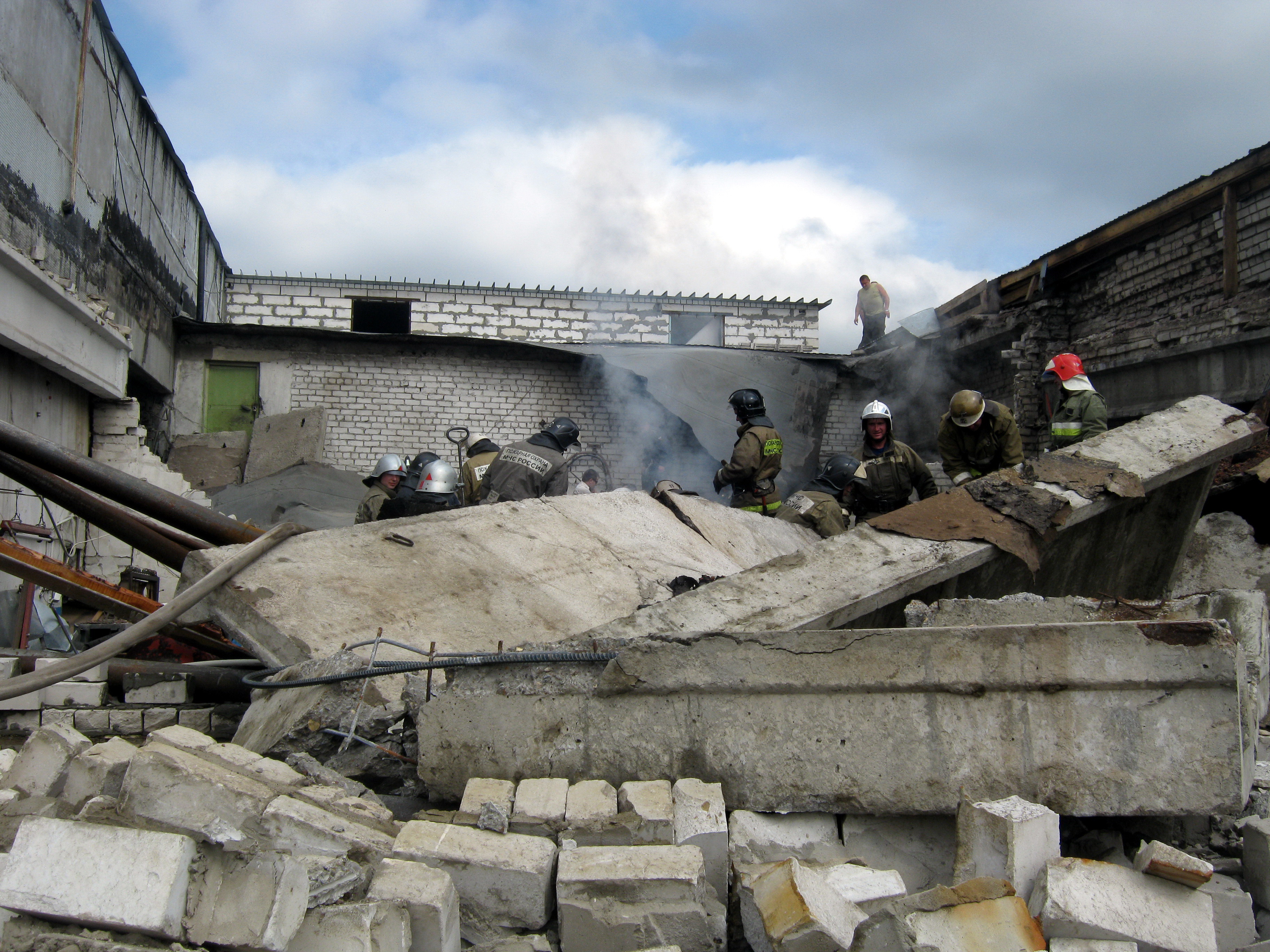 ЧП в Омске: обрушилась казарма учебного центра ВДВ, 22 человека под завалами
