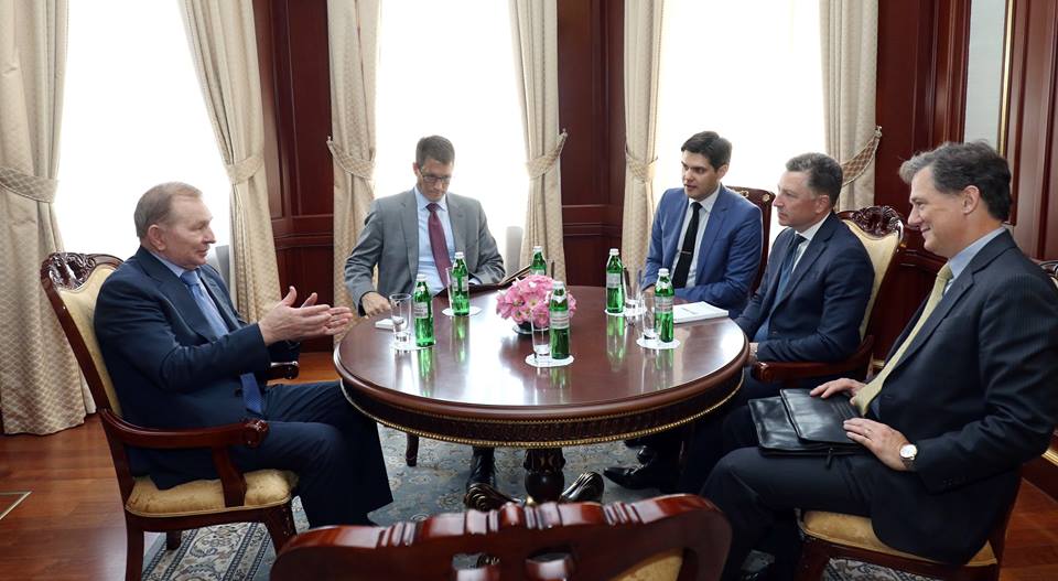 "Благодарим США за поддержку территориальной целостности и суверенитета Украины", - Кучма встретился с Куртом Уолкером и обсудил с ним ситуацию на Донбассе