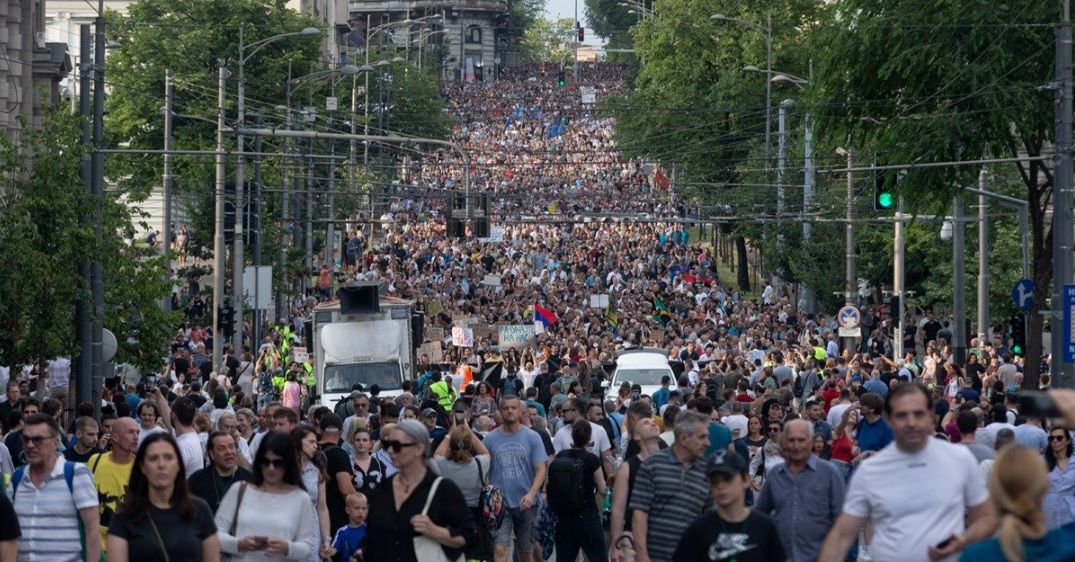 Тысячи сербов вышли на улицы: протесты против власти Вучича становятся все более масштабными