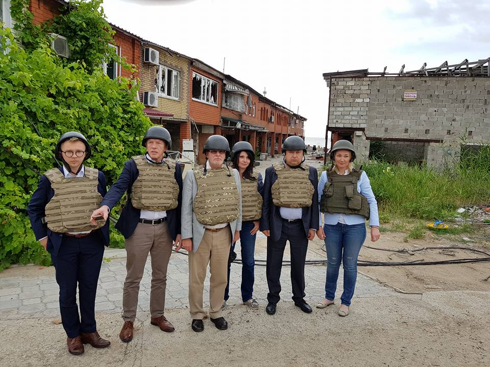 Европейские политики увидели, где проходит граница между Европой и ее оккупированной частью - опубликованы фото с Донбасса