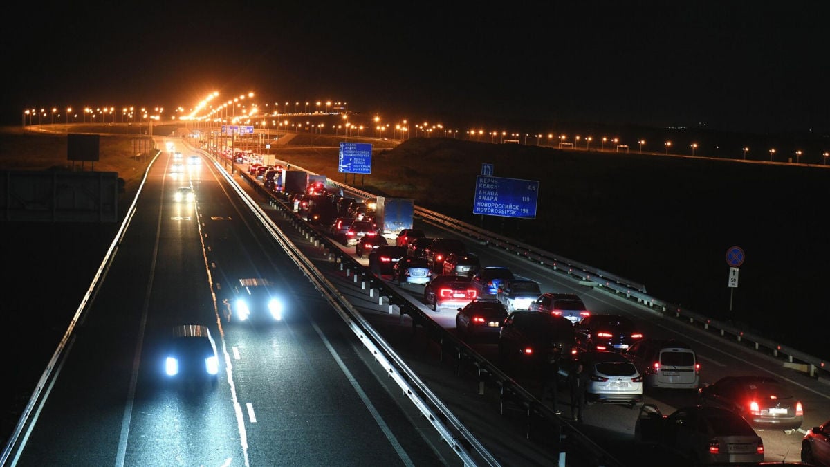 Массовое бегство из Крыма: сотни машин застряли в пробке у Крымского моста