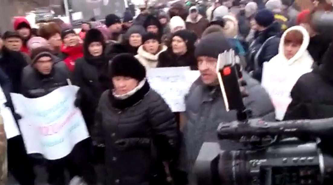 "Штурм отменяется. Они сдулись!" - Семенченко заявил о провале антиблокады: масса полицейских заявила об отказе стрелять в людей, которые блокируют железную дорогу