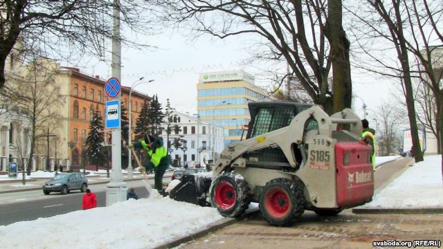 В Минске перед приездом мировых лидеров "резали" сугробы