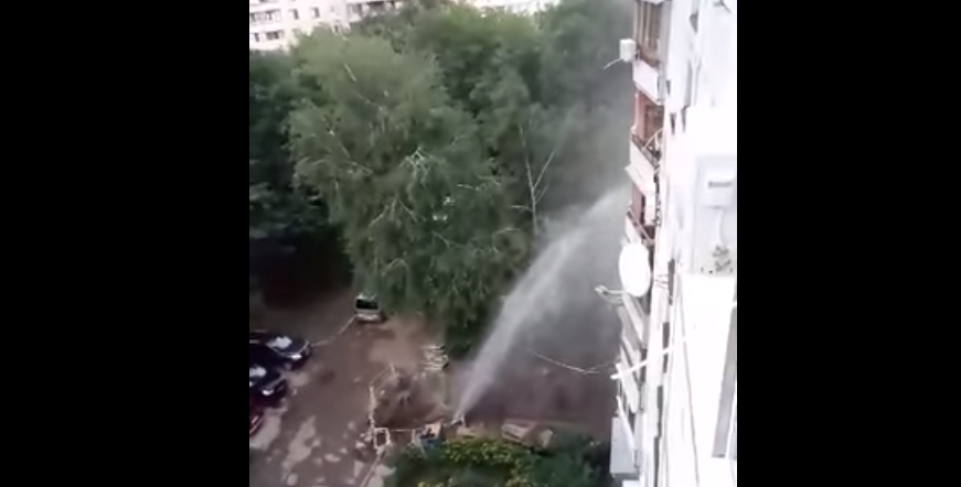 Появились впечатляющие кадры, как в Харькове поврежденный водопровод бил фонтаном жилой дом до седьмого этажа