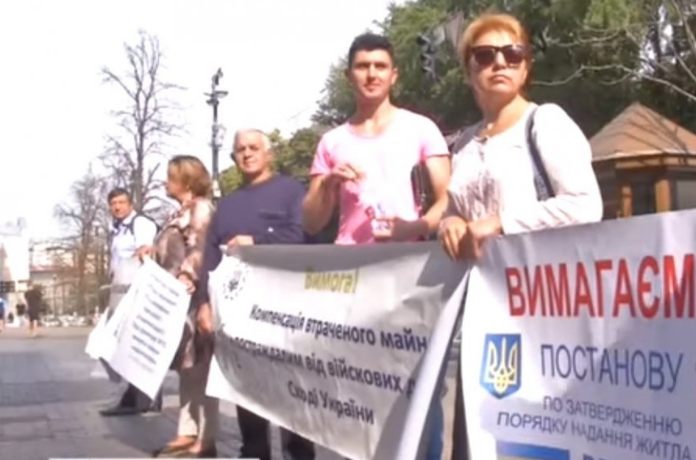 "Мы можем устроить голодовку!" - переселенцы из Крыма и Донбасса вышли на протест под Кабмином, стало известно, чего требуют активисты