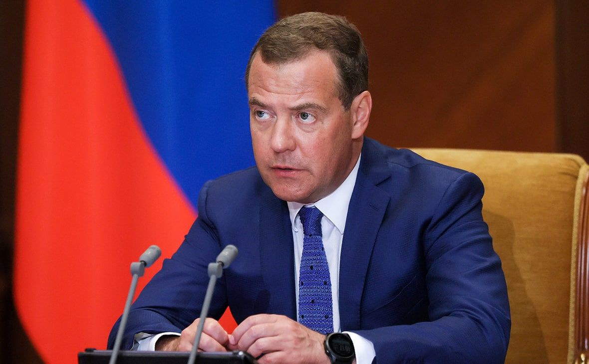 С Медведевым что-то происходит, он неадекватен: "Нас ждали страны, изнас...ванные повелителями тьмы"