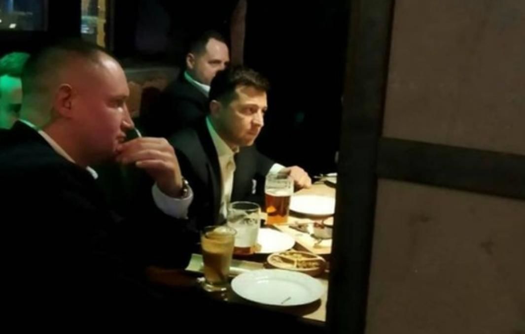 Зеленского и Ермака заметили в пабе Киева: президент болел за сборную Украины под пиво 