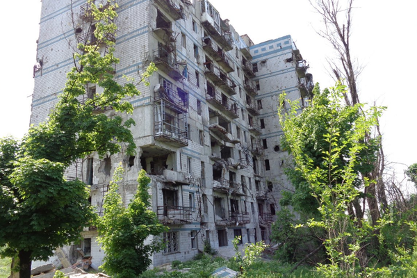 Мрачные фото из оккупированного Донбасса: так за пять лет войны РФ "обглодала" украинские города