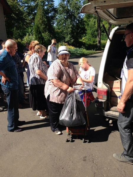 В Донецке депутаты горсовета раздают горожанам гуманитарную помощь