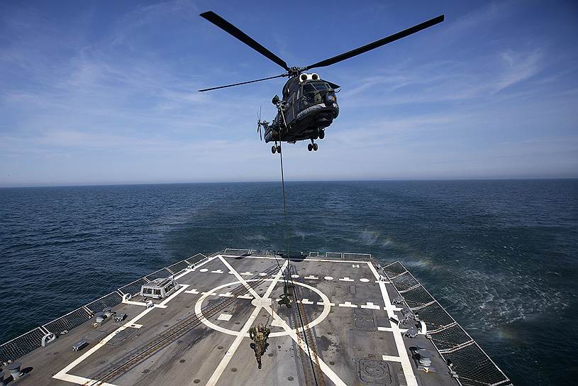 В районе военно-морских учений НАТО в Черном море появились корабли и самолеты РФ