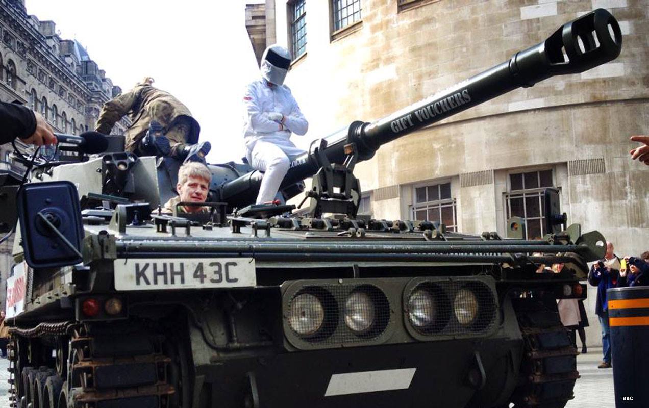 ​Танки в центре Лондона: поклонники Кларксона штурмуют главный офис ВВС