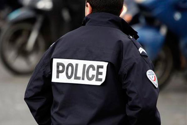 Во Франции мужчина забаррикадировался в здании почты