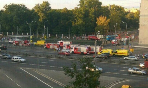 В Москве у станции метро прогремел взрыв: полиция эвакуирует жителей города (кадры)