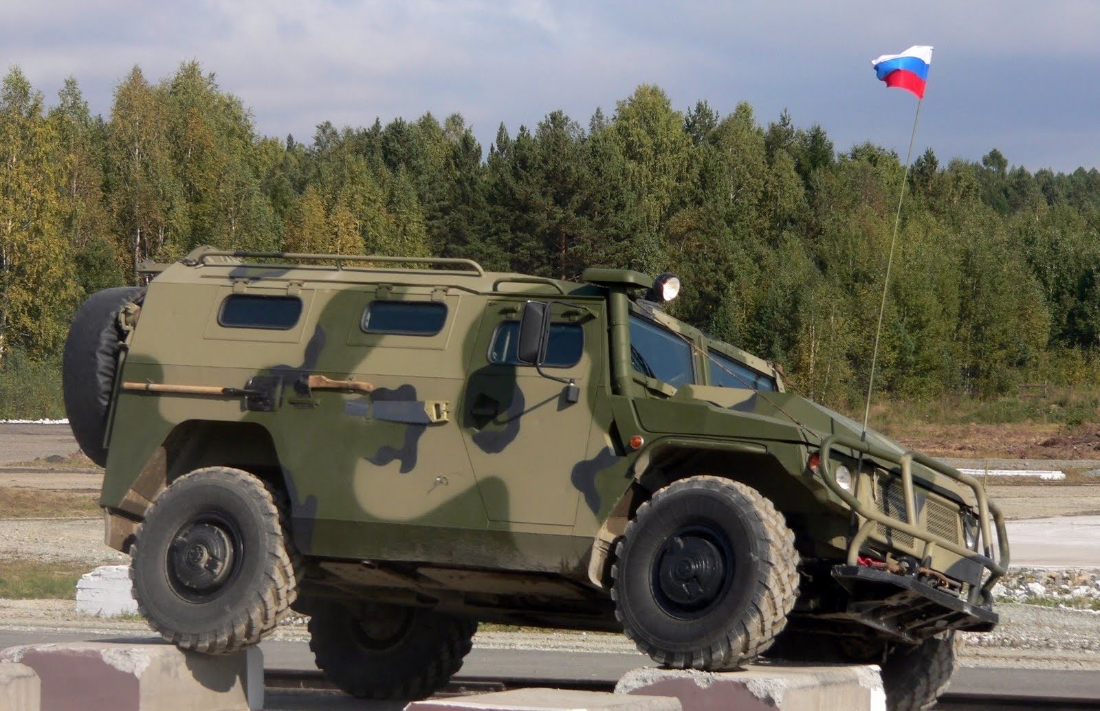 В Сирии террористы ИГИЛ отняли у россиян бронеавтомобиль "Тигр": в Сети появились кадры
