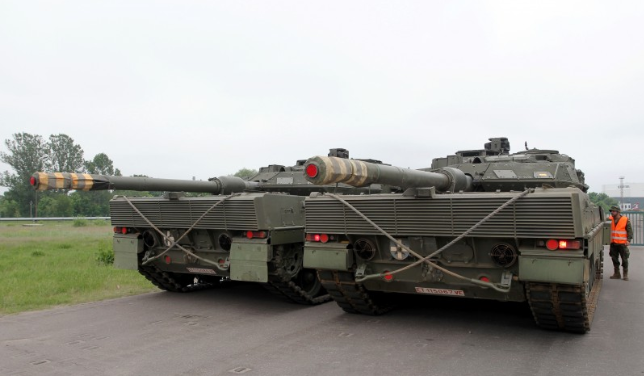 Испанские танки "передают привет" Кремлю: "Даже и не планируйте угрожать Латвии!" Сотни боевых машин приехали защищать Прибалтику от агрессора