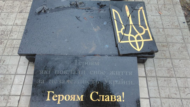 Вандалы совершили диверсию в Константиновке: злоумышленники снова разнесли памятник солдатам АТО - кадры