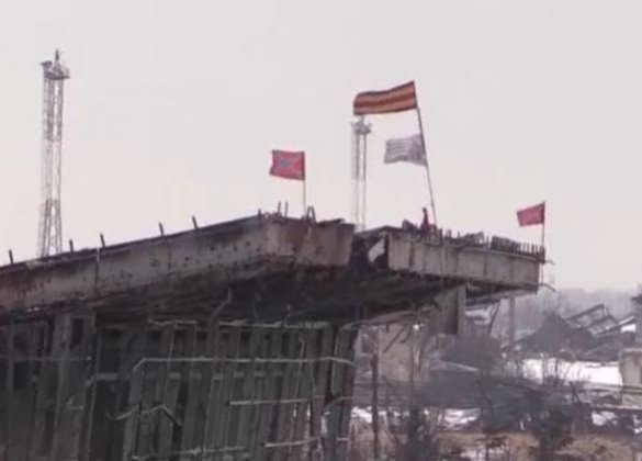 СМИ: Над новым терминалом донецкого аэропорта развивается флаг "Новороссии" 