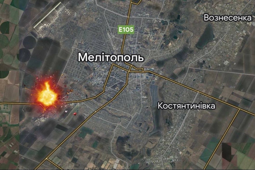 ​В Мелитополе мощный "прилет" по базе ВС РФ на захваченном заводе: на месте взрывы и много дыма