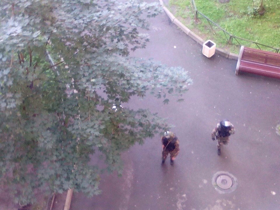 Зачистка боевиков в Санкт-Петербурге: спецназ ворвался в квартиру - реанимация увезла пострадавшего – очевидцы