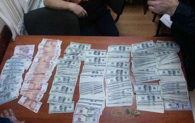 Украинец пытался вывезти 760 тыс. долларов в Россию