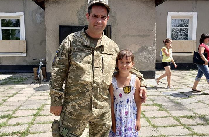 "Ком в горле", - офицер ВСУ поделился трогательным фото с маленькой патриоткой из освобожденного Золотого-4