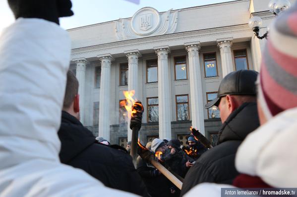Под ВР становится жарче: Митингующие зажигают факелы