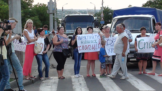 Как в Киеве матери под стенами Администрации Президента просили вернуть своих сыновей из плена ДНР