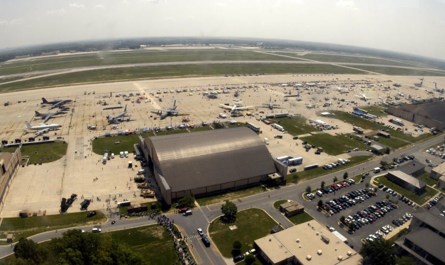 Инцидент на авиабазе, где базируется самолет Трампа: служащие заболели после вскрытия посылки – CNN