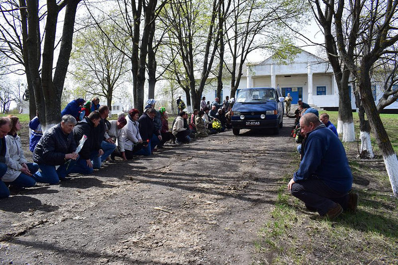 Четыре месяца комы после атаки боевиков под Авдеевкой: погибшего бойца АТО Геннадия Широкого  проводили в последний путь на коленях - кадры