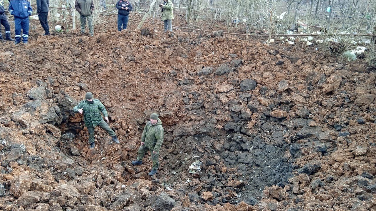 У Криму біля авіабази прогриміли вибухи – утворилася величезна воронка