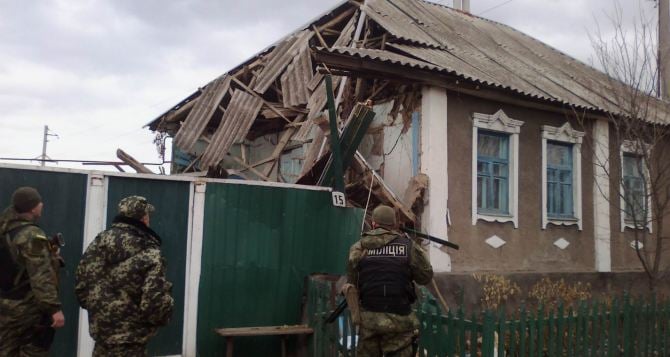 В Луганской области обострение ситуации: боевики обстреливают даже строительную технику