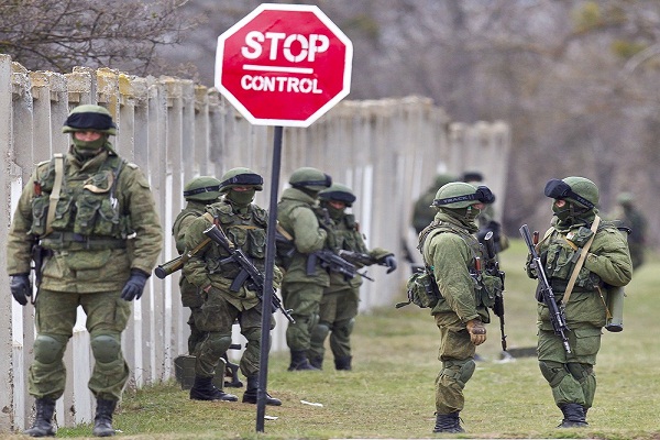Путин, спаси! В Крыму жители бросаются под военную технику, чтобы в селе не установили радиолокационную станцию, - кадры