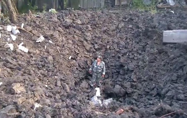 Шахтерск бомбят неизвестными снарядами? В частном дворе образовалась воронка диаметром с дом