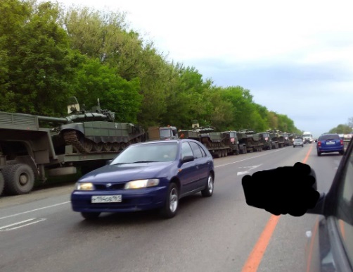 В России у границы с Украиной сняли на видео колонну российских танков