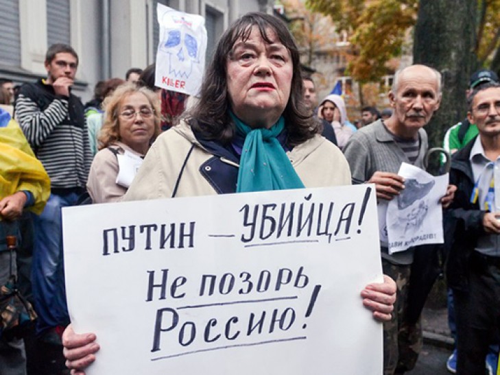 Жительница Луганска Путину: ты уже один раз стал гарантом смерти и разрушений! Просто отстань от нас и дай нам жить своей жизнью без твоих "гарантий"