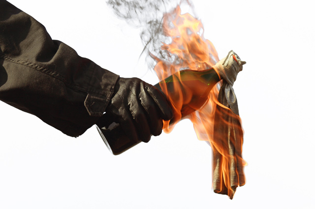 Пророссийские анархисты Греции сожгли три автомобиля украинского посольства: в Сети появились кадры из Афин