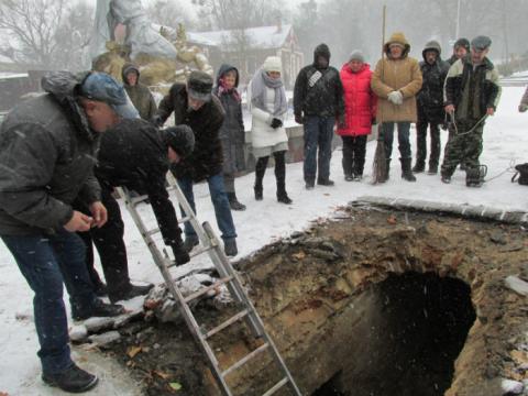 В Ровно провалился асфальт и открылся подземный ход 