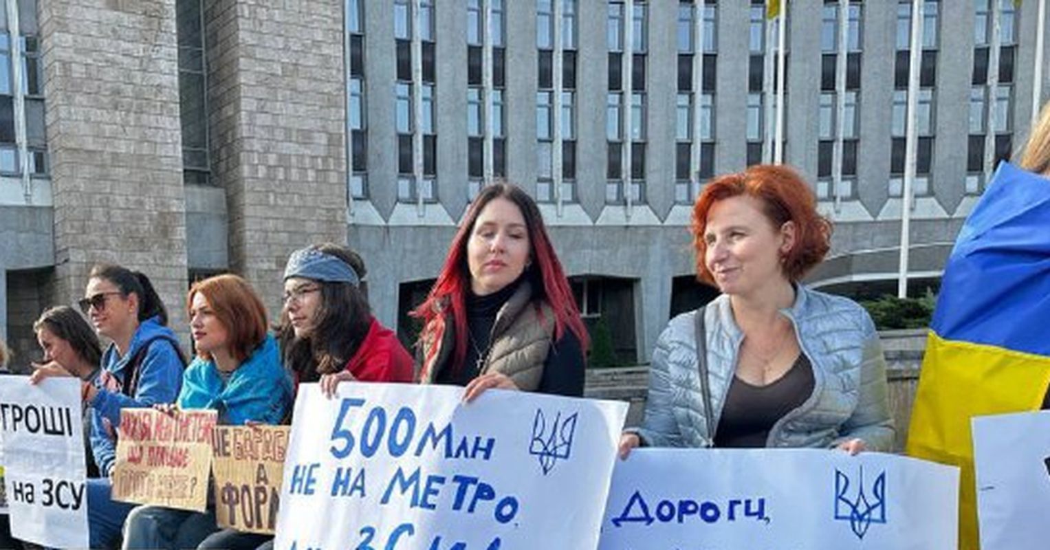 Дожди не помеха: в Украине разгневанные люди снова вышли на митинги в поддержку финансирования ВСУ