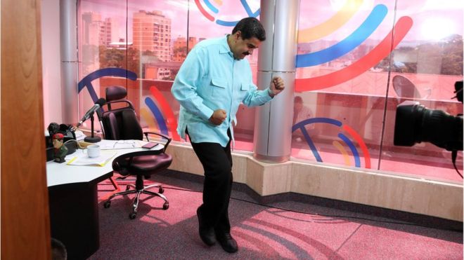 І цей йолоп ще танцює... Пока рушится экономика и обесценивается валюта Венесуэлы, президент Мадуро устраивает шоу с сальса-вечеринками 