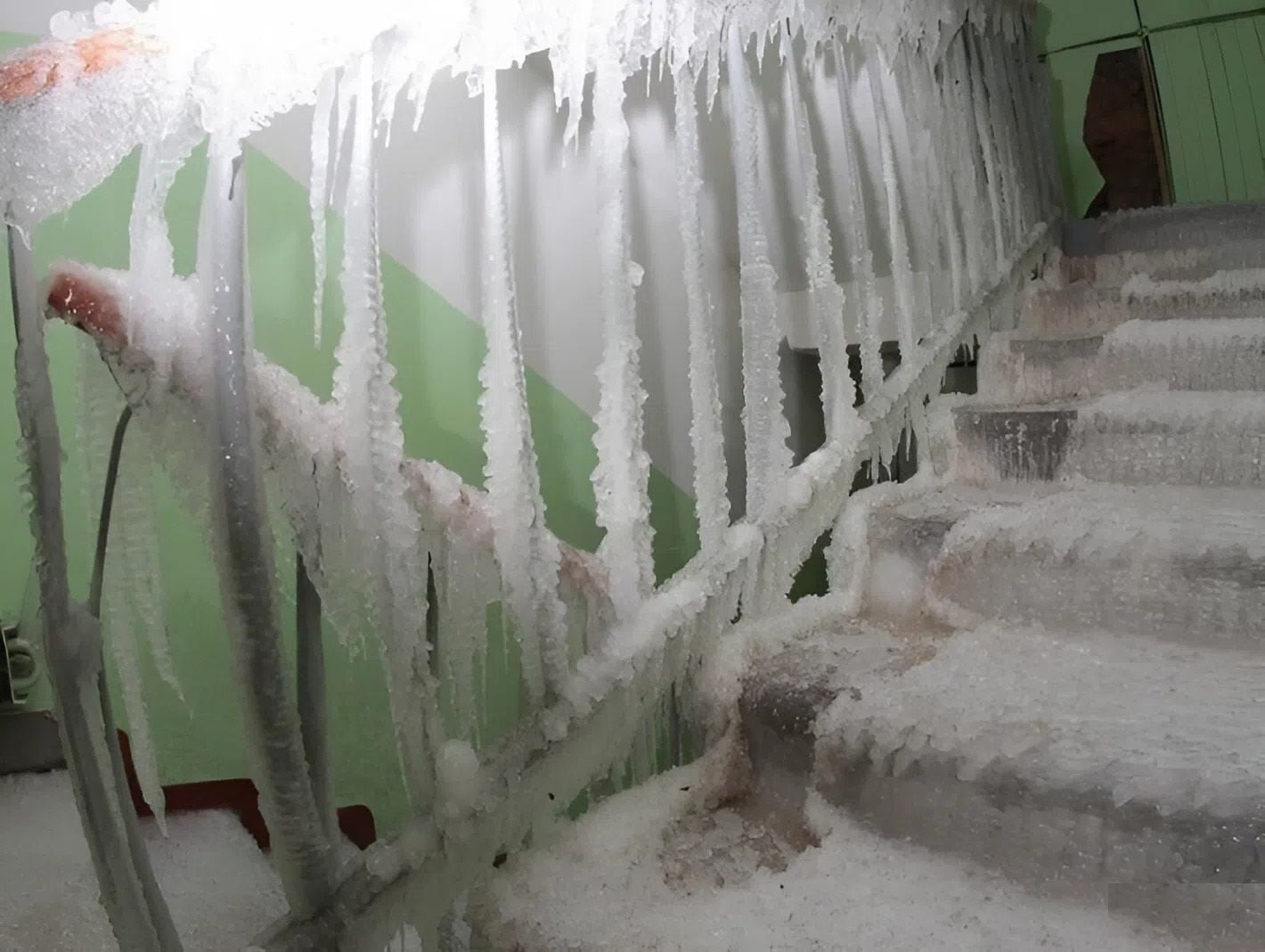 Все разваливается само: россияне сидят без тепла и воды в Сибири в –18