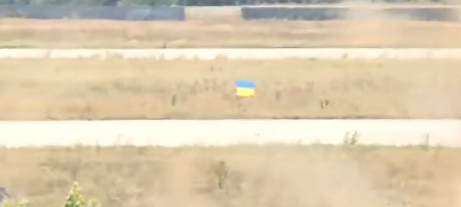 "Чтобы знали, чья земля!" - бойцы ВСУ установили знамя Украины на пути в аэропорт Донецка под носом у боевиков - кадры 