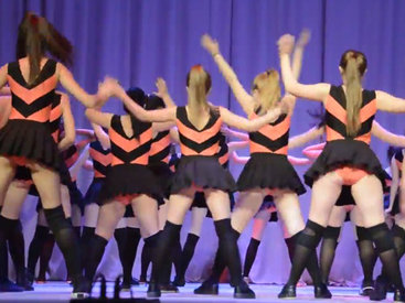 ​Откровенный танец российских школьниц шокировал общественность