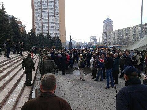 ​Бунт маршрутчиков в центре Киева: водители несут покрышки к зданию ОГА, начались первые стычки с полицией (кадры)