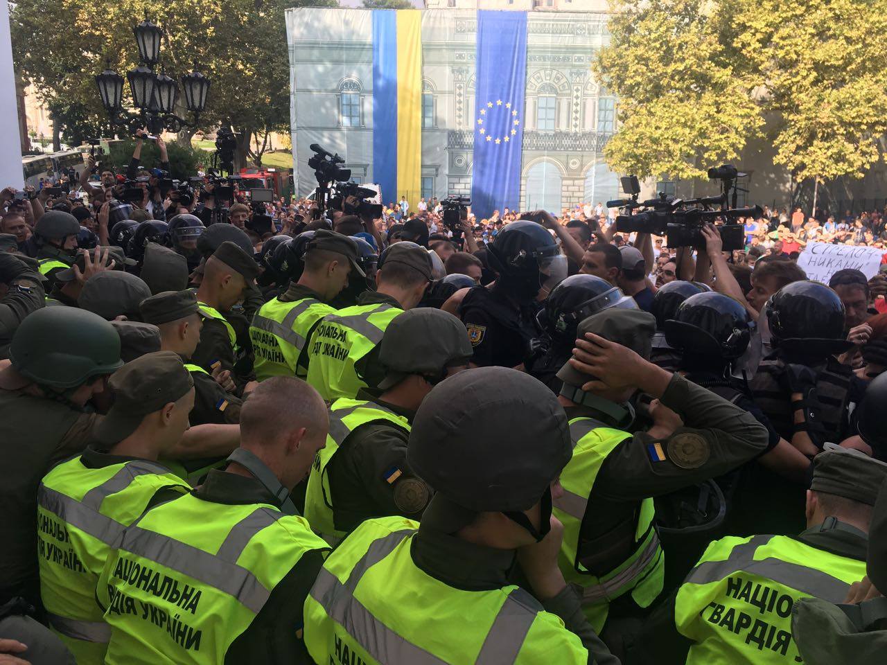 В Сети появились видеокадры массовых столкновений между митингующими и силовиками возле Одесского горсовета - обнародованы первые сведения о пострадавших