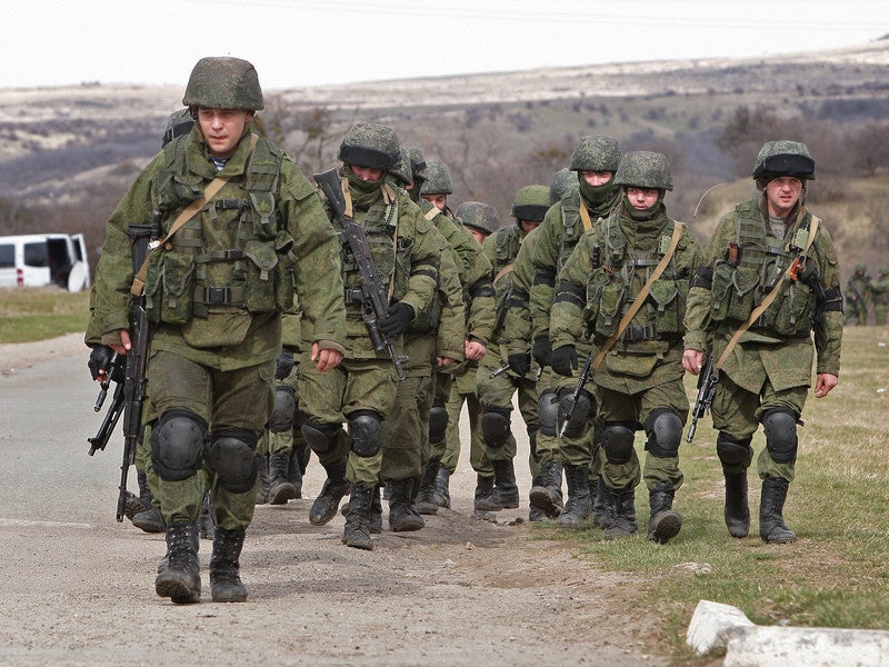 Российские войска на Донбассе даже не думают уходить, а, наоборот, укрепляют свои позиции - видео