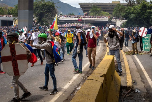 Кровавые протесты в Венесуэле против беспредела Модуро: убит подросток, более 200 человек ранены (кадры)
