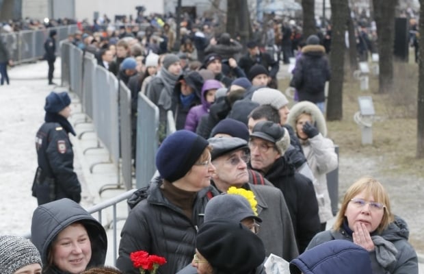 Тысячи людей пришли на похороны Бориса Немцова