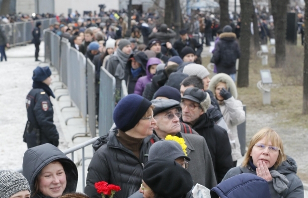 Тысячи людей пришли на похороны Бориса Немцова