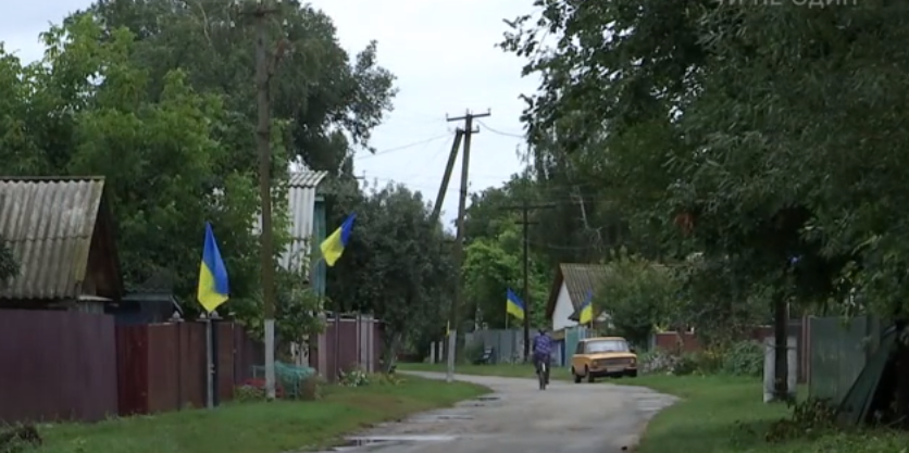 Маленькое село в Черниговской области установило рекорд Украины, украсив каждый двор государственным флагом ко Дню Независимости