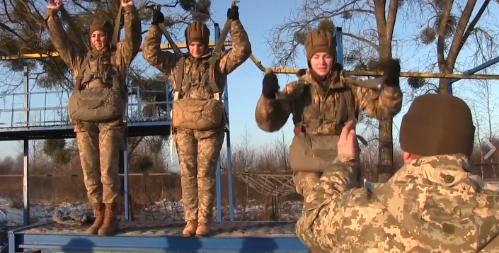 ВДВ – настоящая служба для настоящих украинок-патриоток: опубликовано видео нелегких испытаний будущих десантниц